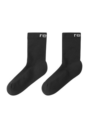 Para czarnych skarpetek za kostkę z białym fragmentem tekstu "re" blisko górnej krawędzi na jednolitym białym tle.