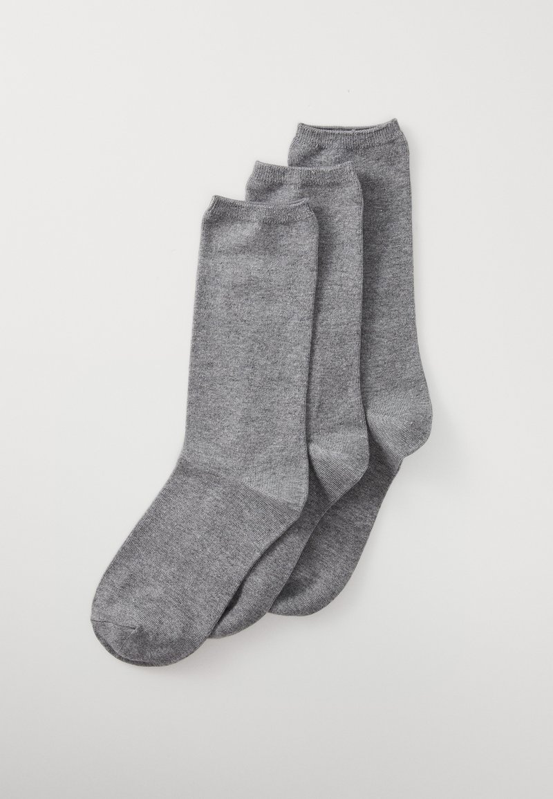 Tre paia di calzini di cotone grigi, caratterizzati da una texture liscia, polsini a coste e un design classico di lunghezza crew.