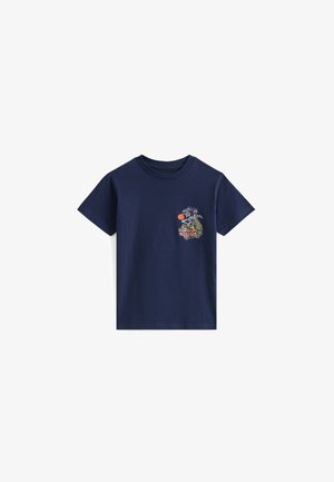 Marineblauwe katoenen t-shirt met een voorkantafbeelding van een cartoonwezen met een oranje bal, gedetailleerd met groene accenten en vetgedrukte letters.