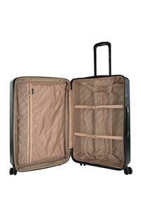 Maleta rígida negra con un interior beige. Incluye un asa extensible, ruedas y correas ajustables para asegurar el contenido.