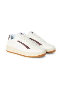 Weiße SportSneaker mit einem glatten Lederoberteil, kontrastierenden kastanienbraunen Seitenstreifen, Schnürsenkeln und einer Sohle aus Gummi. Tennisschuh-Design.
