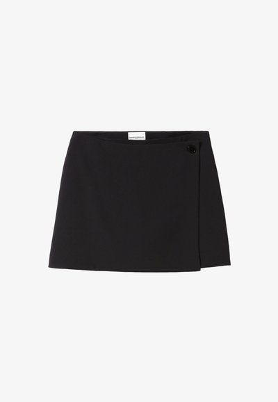 Jupe portefeuille noire avec une texture de tissu lisse et un détail de bouton sur le côté. Design minimaliste avec une silhouette droite.