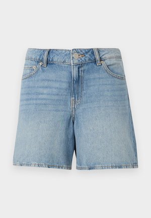 Shorts en denim bleu clair avec fermeture par bouton et fermeture éclair, passants pour ceinture, et poches avant et arrière, présentés sur un fond blanc.