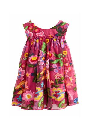 Vestido rosa con bordado floral, diseño sin mangas, cintura recogida y falda fluida. Presenta colores vibrantes y detalles de costura intrincados.
