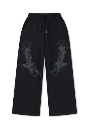 Černé kalhoty s širokými nohavicemi, stahovací šňůrkou v pase a tmavými motivy orla potisknutými na přední horní části nohavic.