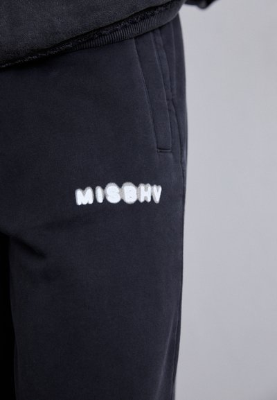 Sorte sweats i blødt stof, med en broderet "MISBHV" logo i hvid på venstre lår, samt sidelommer og syede detaljer.