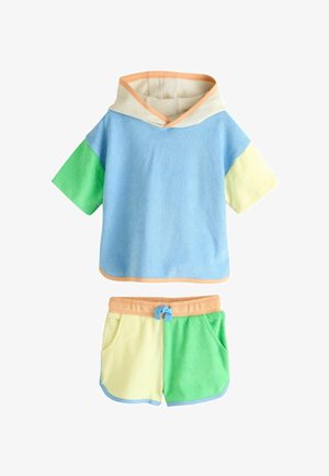 Zweiteiliger Anzug mit einem kurzärmeligen Hoodie in Blau, Grün und Gelb mit einem pfirsichfarbenen Rand und passenden Shorts mit Taschen.