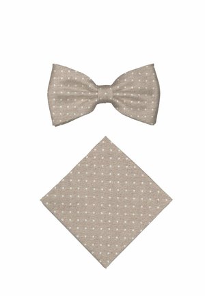 Nœud papillon beige et pochette assortie avec des pois blancs sur fond blanc.