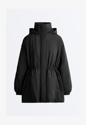 Zwarte doorgestikte jas met hoge kraag, capuchon, elastische taille en lange pofmouwen met elastische manchetten.