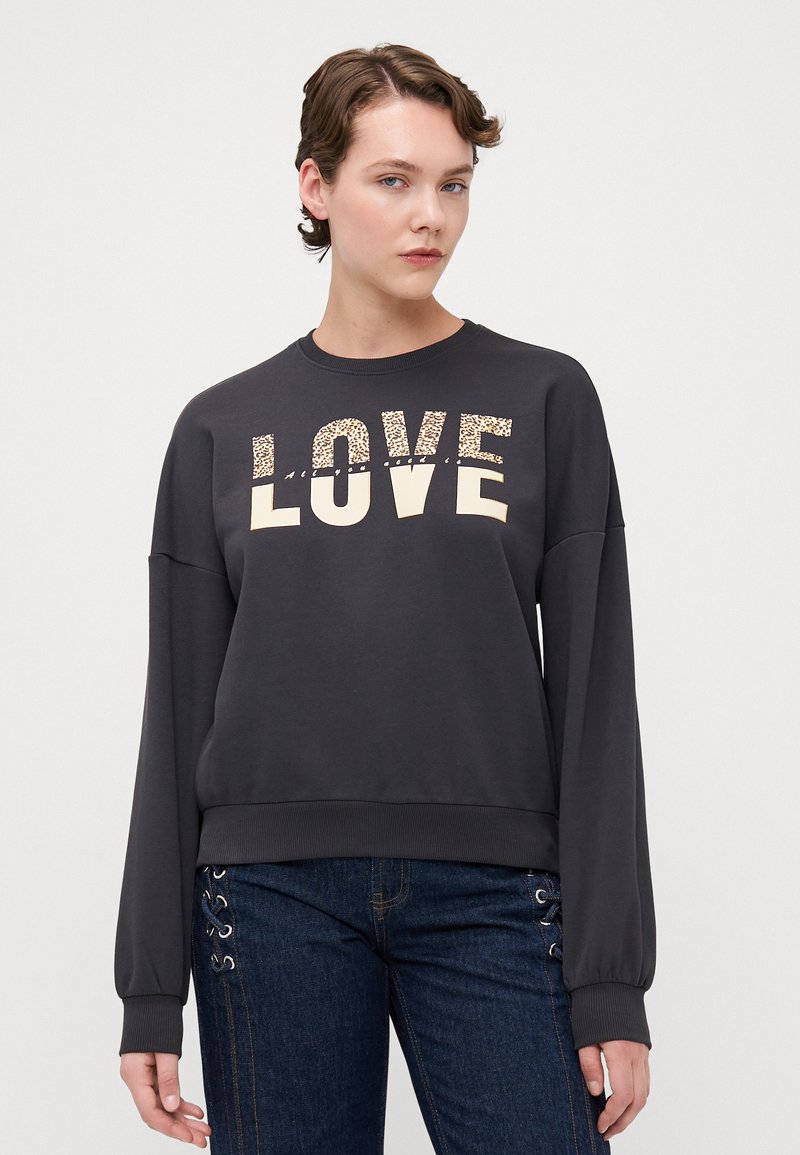 Grey sweatshirt with long sleeves, featuring "LOVE" in beige and a decorative leopard print. Ribbed hem and cuffs on a casual fit.