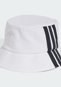 Bílý klobouk s hladkým povrchem, se třemi černými pruhy na boku a jemně vyraženým logem. Klasický design pro volnočasové nošení.