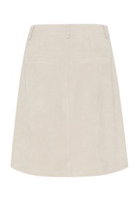 Jupe en velours côtelé beige avec une coupe évasée, dotée de poches arrière et d'une texture lisse, finie avec une taille et des détails de couture subtils.