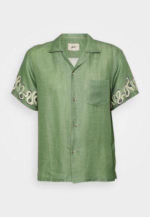 Korte mouwen groene linnen shirt met een knoopsluiting aan de voorkant, een opgestikt zakje en een ingewikkeld crèmekleurig spiraalpatroon op de mouwen. Lichtgewicht en ademend materiaal.