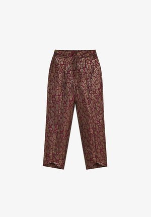 Pantaloni tapered cu talie înaltă, având un model de leopard în nuanțe de burgundy și auriu metalic, cu un design pliat în față.