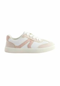 Baskets blanches avec des accents en daim rose et une semelle en caoutchouc texturée, dotées d'un laçage et d'une esthétique minimaliste.