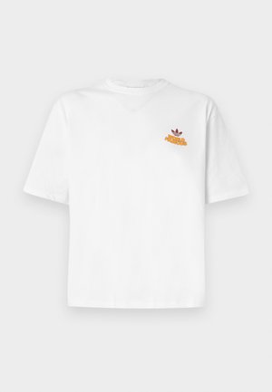 Biały t-shirt z krótkim rękawem z małym pomarańczowo-brązowym napisem "World Famous" i logo na lewej piersi.