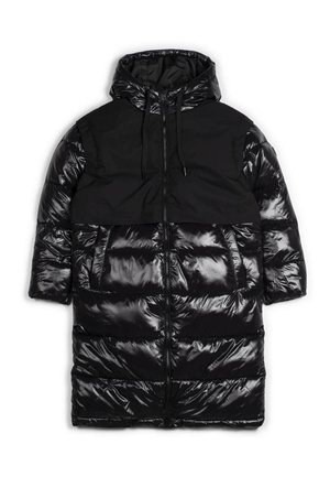 Giubbotto invernale nero con finitura lucida e trapuntata, dotato di cappuccio, zip frontale e due tasche laterali. La parte superiore è in tessuto opaco.