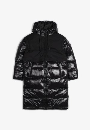 Abrigo de plumas negro con un acabado brillante y acolchado, que cuenta con una capucha, cierre frontal y dos bolsillos laterales. La sección superior es de tela mate.