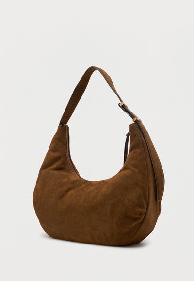 Καφέ σουέντ τσάντα ώμου σε σχήμα ημισελήνου με ρυθμιζόμενο λουράκι και κλείσιμο με φερμουάρ, παρουσιάζεται σε απλό φωτεινό φόντο.