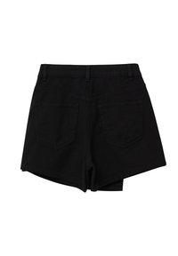 Shorts en denim noir avec passants de ceinture et deux poches arrière, montrés de dos sur un fond blanc.