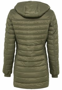 Longue veste matelassée vert olive avec capuche et coutures horizontales, vue de dos avec manches longues et poignets ajustés.