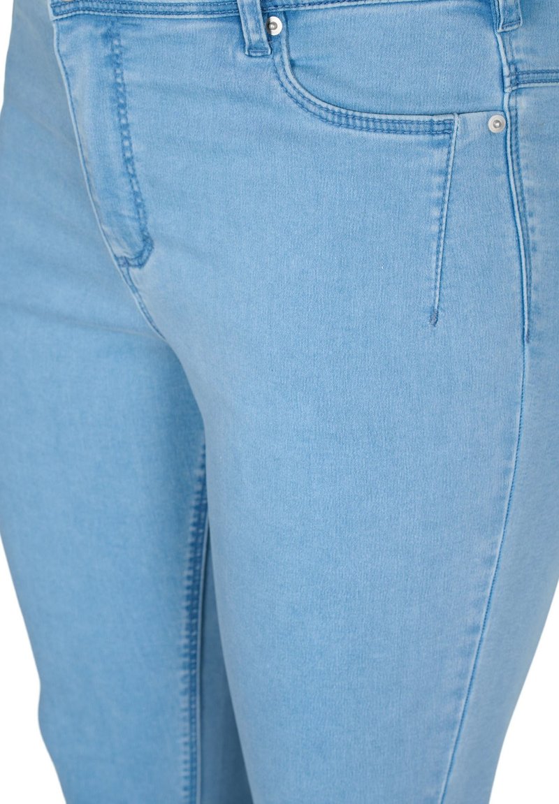 Bottines femme avec des élastiques bleu marine. Bout effilé. Talon conique de 5.5 cm Bottines femme avec des élastiques bleu marine. Bout effilé. Talon conique de 5.5 cm