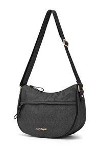 Borsa a spalla nera con texture e forma curva, dotata di logo dorato, tasca frontale con zip e tracolla regolabile con marchio in rilievo.