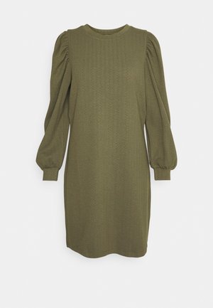 Abito in maglia verde oliva con scollo rotondo, maniche lunghe a sbuffo e texture a coste. Presenta una vestibilità comoda che arriva sopra il ginocchio.