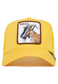Cappellino da baseball giallo con visiera curvata. Presenta un'etichetta rettangolare con una capra ricamata e il testo "G.O.A.T." in marrone.
