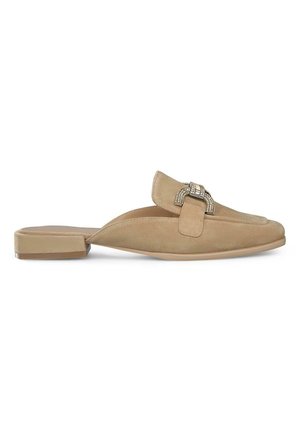 Beige nubuck instap schoenen met een lage hak, voorzien van een decoratieve metalen gesp en een glad oppervlak.