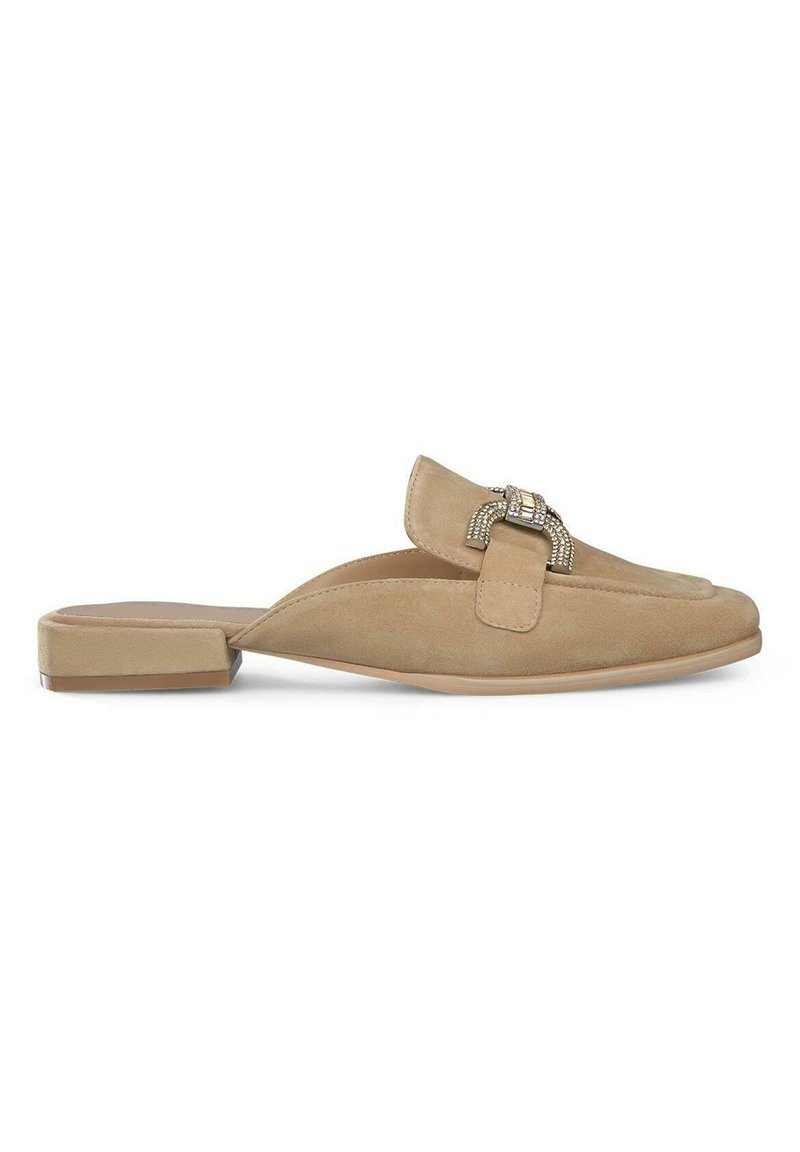 Scarpe slip-on in suede beige con tacco basso, caratterizzate da una fibbia metallica decorativa e una superficie liscia.