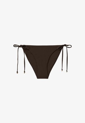 Barna bikini alsó, mindkét oldalon állítható megkötőkkel, sima textúrával és minimalista kialakítással. Az összehúzó végek aranyszínű díszítéssel rendelkeznek.