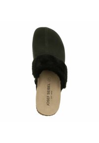 Schwarzer Slipper mit einem weichen schwarzen Fellriemen, gepolstertem Fußbett, abgerundeter Zehenform und strukturiertem Sohlenprofil, mit dem Markenzeichen auf der Innensohle.