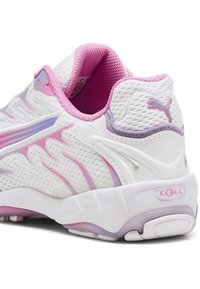 Baskets blanches de sport avec un dessus en maille, des accents roses et une semelle texturée. Comprend un col rembourré et une marque distinctive "CELL" sur le talon.