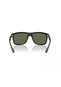 Occhiali da sole in plastica nera con montatura rettangolare e lenti verde scuro. Bracci sottili e curvi senza accenti visibili. Texture liscia e lucida.