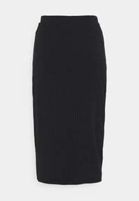 Svart ribbad midikjol med en åtsittande silhuett och elastisk midja. Slät textur och fållen är utan ytterligare detaljer eller mönster.