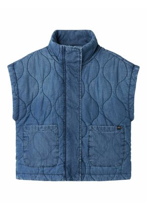 Vatteret denimvest i mediumblå med høj krave, lynlås foran og to store sidelommer med lapper. Teksturen har hævede bølgemønstre.