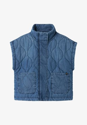 Vatteret denimvest i mediumblå med høj krave, lynlås foran og to store sidelommer med lapper. Teksturen har hævede bølgemønstre.