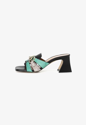 Sandală cu toc din piele multicolorată, cu accente de piele neagră, suede teal și gri, vârf pătrat și toc structurat cu elemente aurii.