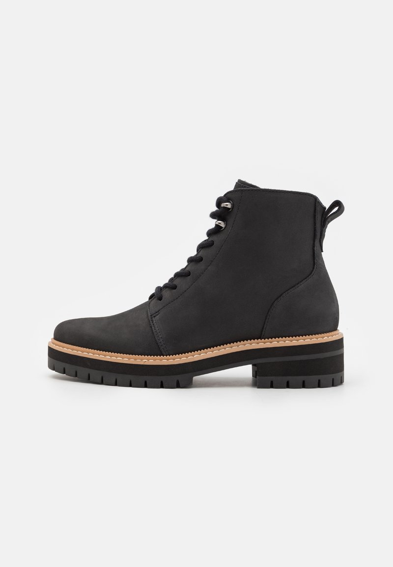 Cizmă ankle neagră, realizată din piele netedă, cu vârf rotund, design cu șireturi, curea de prindere și talpă groasă din cauciuc cu textură.
