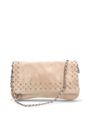 Clutch de cuero beige con tachuelas redondas doradas y plateadas, una cremallera en la parte inferior y una correa de cadena plateada entrelazada con cuero beige.
