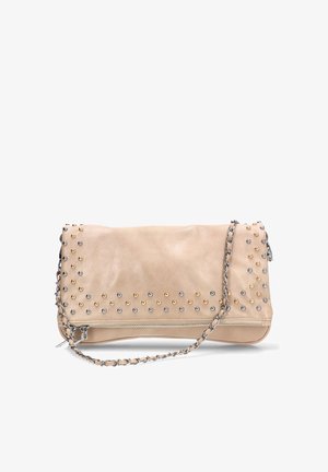 Clutch de cuero beige con tachuelas redondas doradas y plateadas, una cremallera en la parte inferior y una correa de cadena plateada entrelazada con cuero beige.