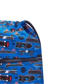 Sacca con cordino in tessuto blu brillante, caratterizzata da un motivo di skateboard. Include una tasca con zip nera e dettagli testurizzati.