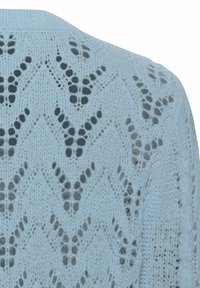 Helles blau gestricktes Sweatshirt mit einem Zickzackmuster, offener Strickdetails und einem gerippten Kragen. Weiche, luftige Textur.