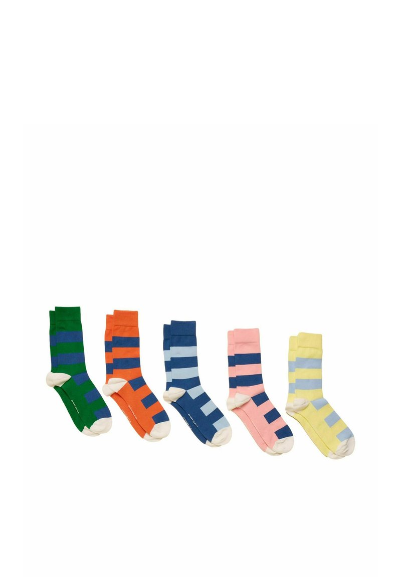 Cinq paires de chaussettes montantes rayées en vert et bleu, orange et bleu, marine et bleu clair, rose et marine, jaune et gris, toutes avec des orteils et talons blancs.