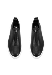 Schwarze Leder-Slipper mit strukturierten Oberflächen, weißer Gummisohle und elastischen seitlichen Einsätzen für einfaches An- und Ausziehen.