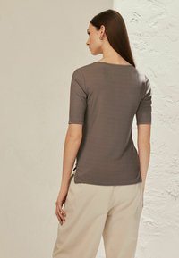 Next SHORT SLEEVE PREMIUM HENLEY  REGULAR FIT - Lihtne T-särk - mink brown