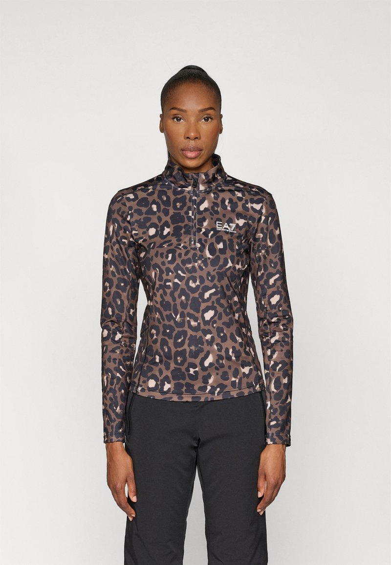 T-shirt de manga longa em estampa de leopardo com colarinho alto e fecho de meio zíper, feita de tecido suave em tons de castanho e preto.