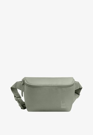 Lichtgroene schoudertas van duurzaam materiaal, met een rits aan de bovenkant, een verstelbare strap en een subtiele logo-opdruk aan de voorkant.