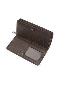 Portafoglio in pelle marrone con chiusura a zip, molteplici scomparti per carte, finestra per ID e cuciture a contrasto. Texture liscia, design interno semplice.